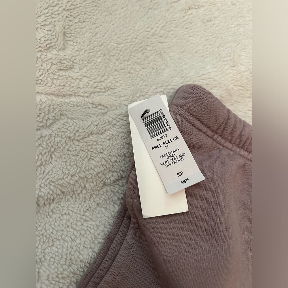NWT Wilfred Free Aritzia Free Fleece 7 inch sweat short - Picture 2 of 3
